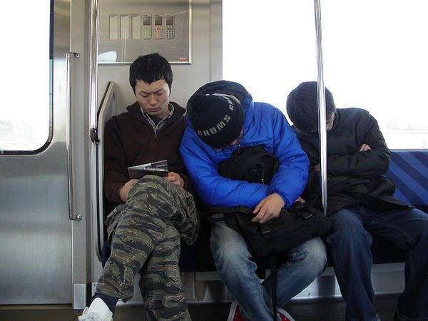 crowded-train-nhatbanaz