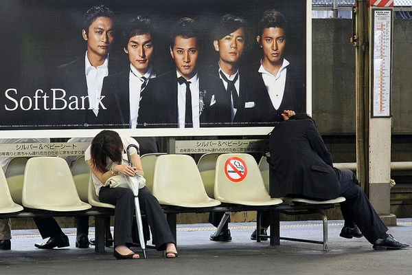 japanese-train-station-nhatbanaz