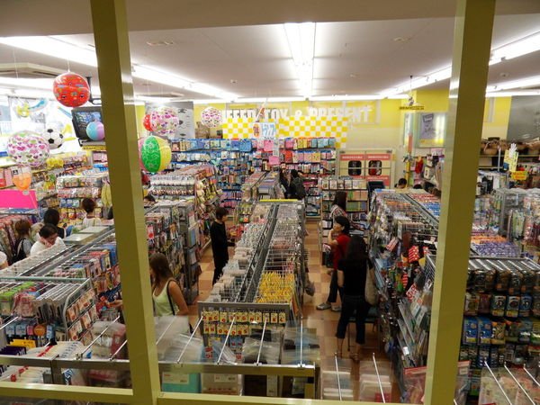 100-shoppers-through-the-window-1395
