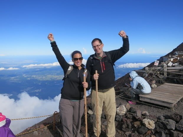 2 du khách trên đỉnh núi Phú Sĩ