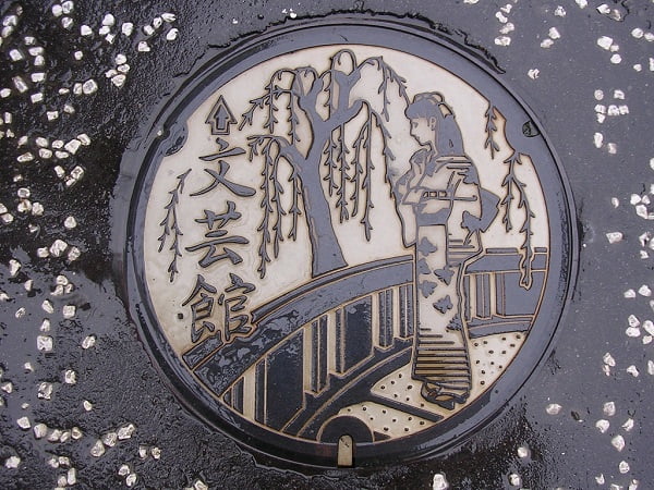 Hình vẽ trên văn nắp cống ở Tokyo 