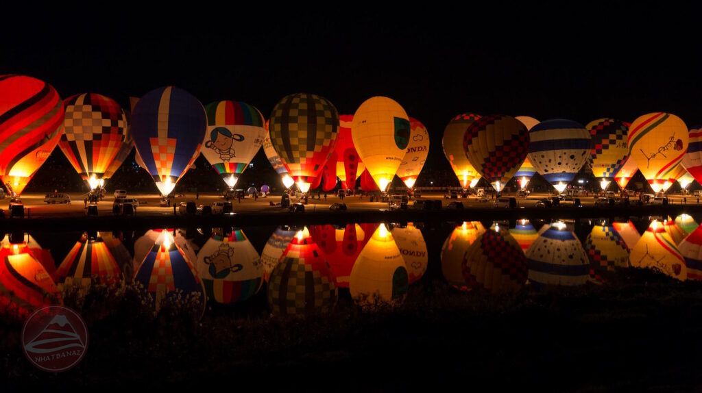 La Montgolfier Nocturne (Night Mooring) tại Lễ hội Khinh khí cầu Saga làm một trong những sự kiện du lịch lớn với nhiều hình thù và ánh sáng đẹp mắt
