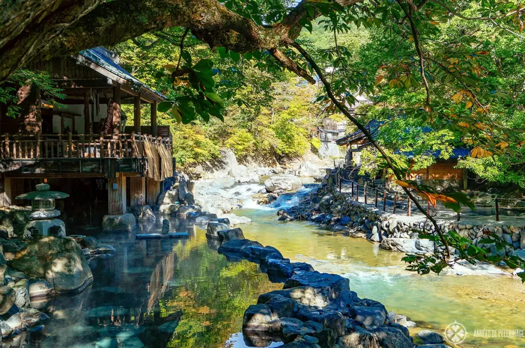 Takaragawa onsen - có nghĩa là "sông trị liệu", có sàn nằm dọc theo bờ sông. Nước kiềm của nó được cho là chữa mệt mỏi, rối loạn thần kinh và tiêu hóa khó khăn.
