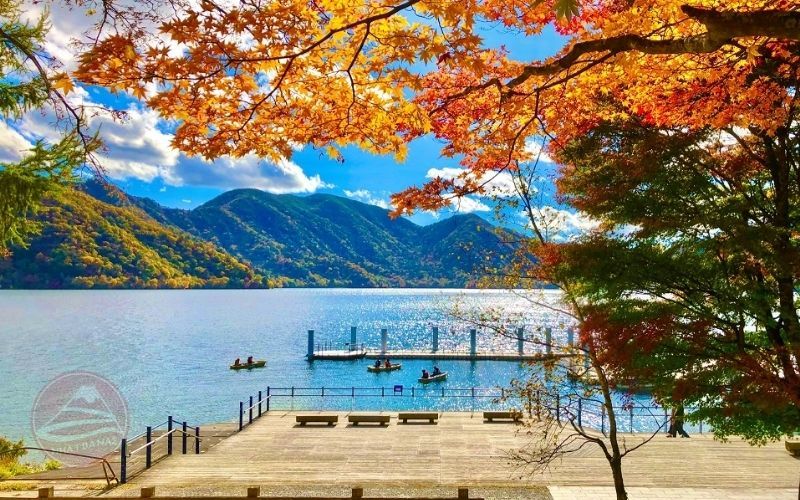 Hồ Chuzenji ở Nikko mùa lá đỏ