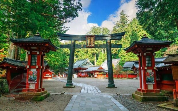 Đền Futarasan Nikko mùa lá đỏ