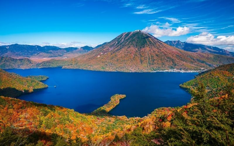 Hồ Chuzenji và núi Nantai nhìn từ Hangetsuyama