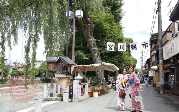 Chợ sáng sớm Takayama Miyagawa nằm cạnh bờ sông Miya có view cực đẹp