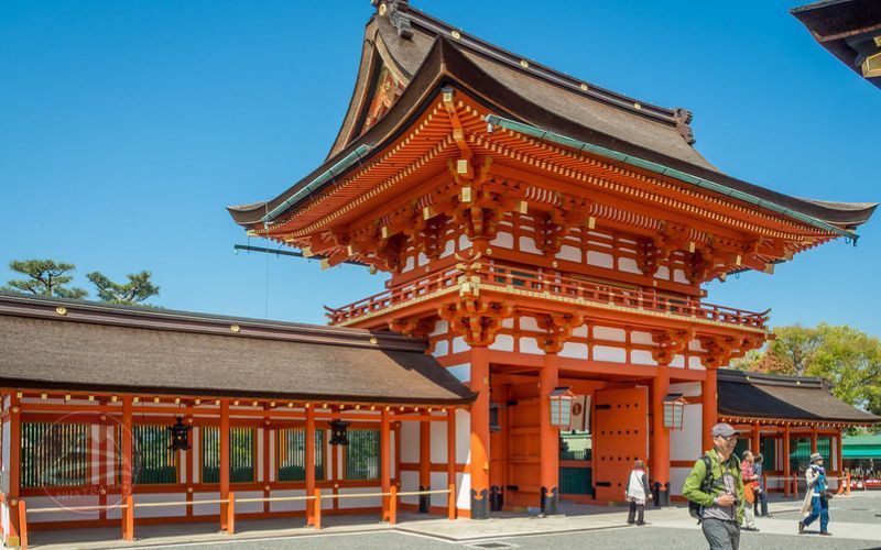 Đền ngàn cổng Fushimi Inari Taisha nổi bật với sắc đỏ nổi tiếng với đường hầm Senbon Torri