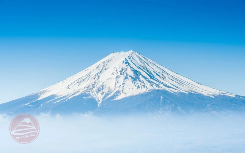 Núi Phú Sĩ được bao phủ bởi tuyết trắng