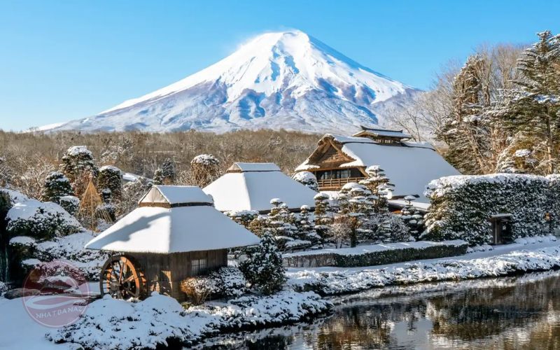 Làng cổ Oshino Hakkai đẹp tựa tranh vẽ trong mùa đông