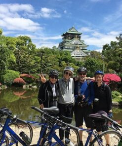 Trải nghiệm đạp xe trong khuôn viên lâu đài Osaka