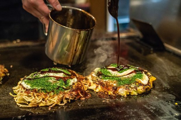 Món Okonomiyaki đặc sản vùng Osaka