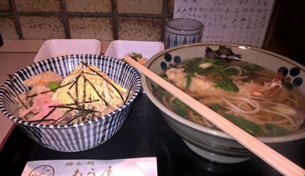 Ăn cơm theo set: mỳ + cơm + xa lát