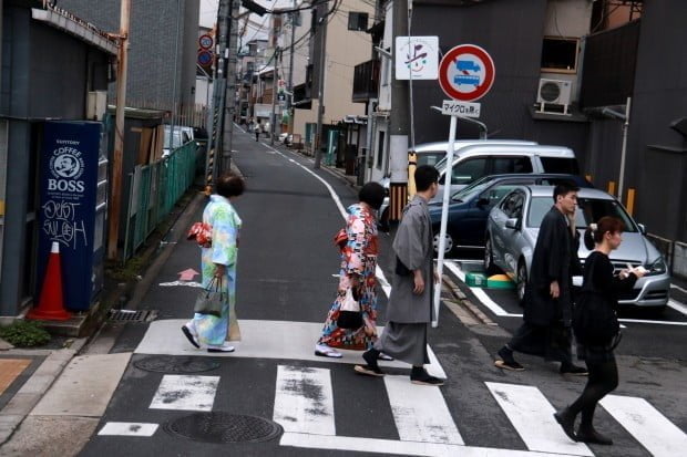 Người Nhật vẫn mặc áo Kimono truyền thống ra đường hàng ngày.