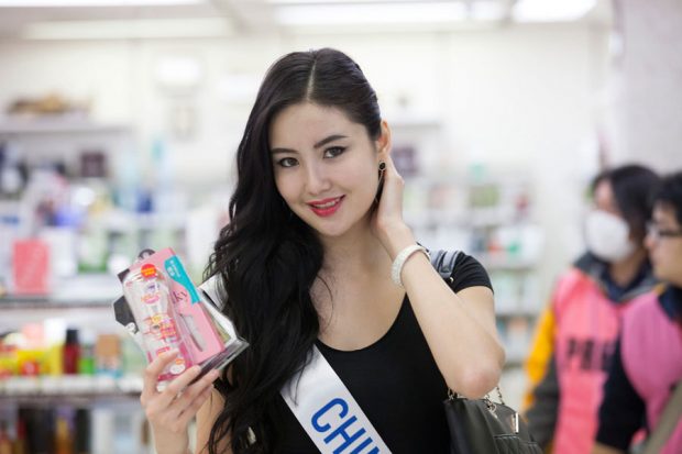 Hoa hậu Trung Quốc mua sắm ở Nhật bản