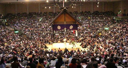 không khí náo nhiệt trong buổi đấu sumo ở Fukuoka