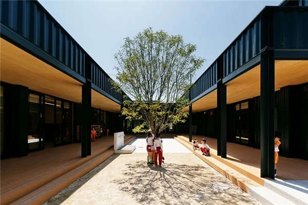 Nhà trẻ container ở Nhật bản: Độc, lạ, mà sang chảnh