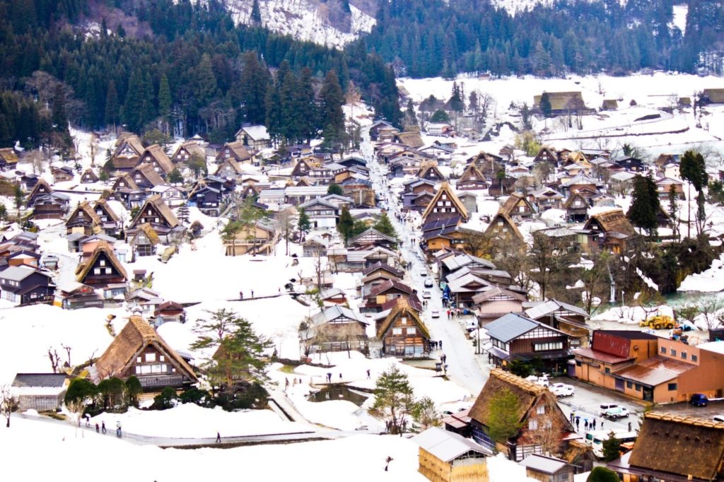 SHIRAKAWA-GO “làng của con sông trắng”