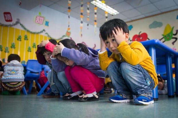 trẻ em Nhật tham gia vào lễ hội phòng chống thiên tai