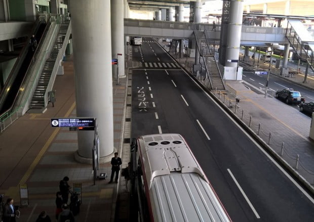 xe buýt chờ ở Kansai Aiirport
