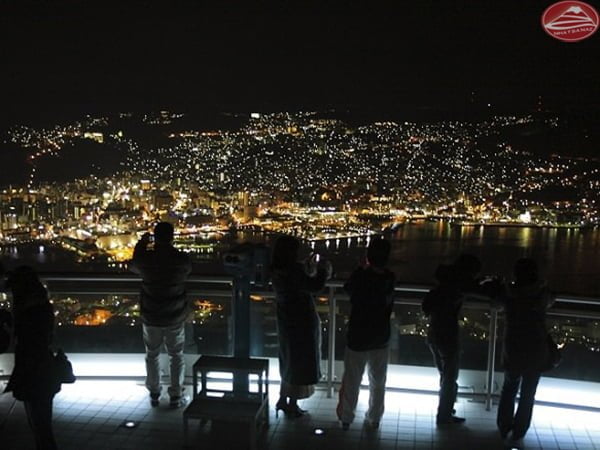 Mọi người thích đứng đây ngắm nhìn bầu trời lung linh về đêm của Nagasaki 